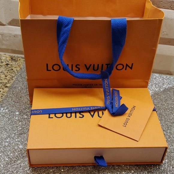 SOLD!!! LOUIS VUITTON "World" Bandeau - New In Box - Picture 8 of 8